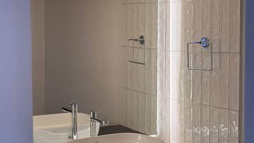 Doccia, asciugacapelli, bidet, asciugamani