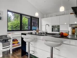 Fridge, microwave, dishwasher, cookware/dishes/utensils