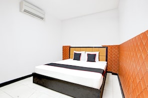 Standard Double Room | Free WiFi, bed sheets - Hotel O Mega Inn Guest House (Tegal)
