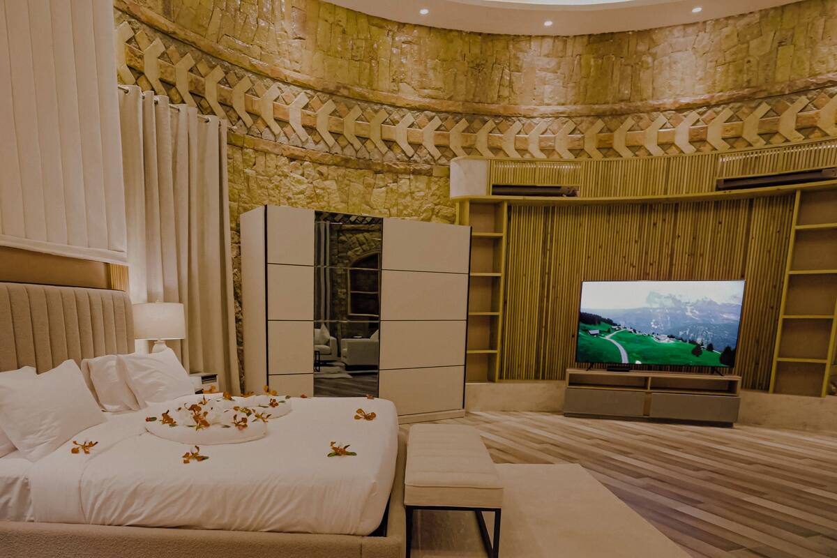Minibar, bàn, bàn ủi/dụng cụ ủi quần áo 