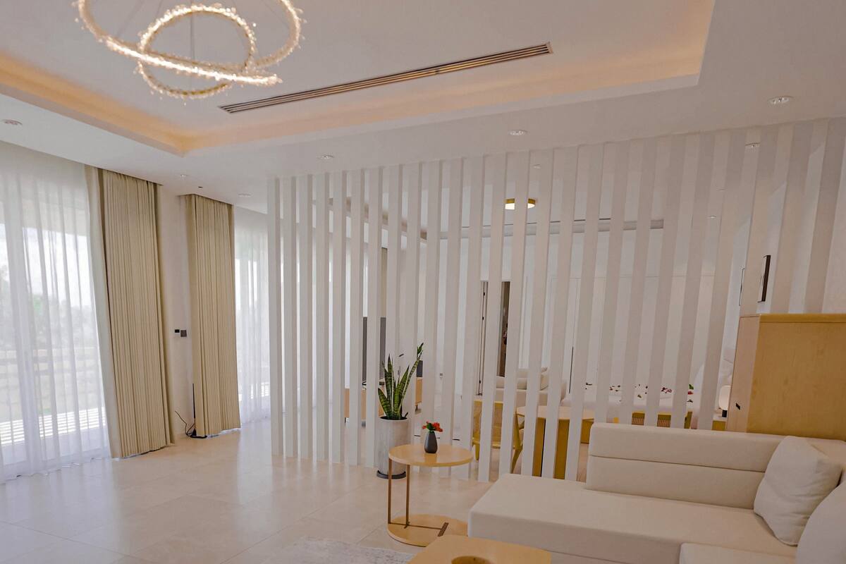 Minibar, bàn, bàn ủi/dụng cụ ủi quần áo 