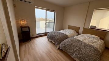 4 bedrooms, iron/ironing board, free WiFi, bed sheets