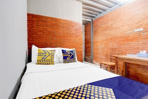 Double Room | Free WiFi, bed sheets - Spot on Sopo Paredangan Homestay (Ngemplak)