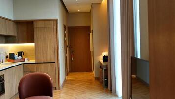 55–tuumainen äly-TV, jossa satelliittikanavat