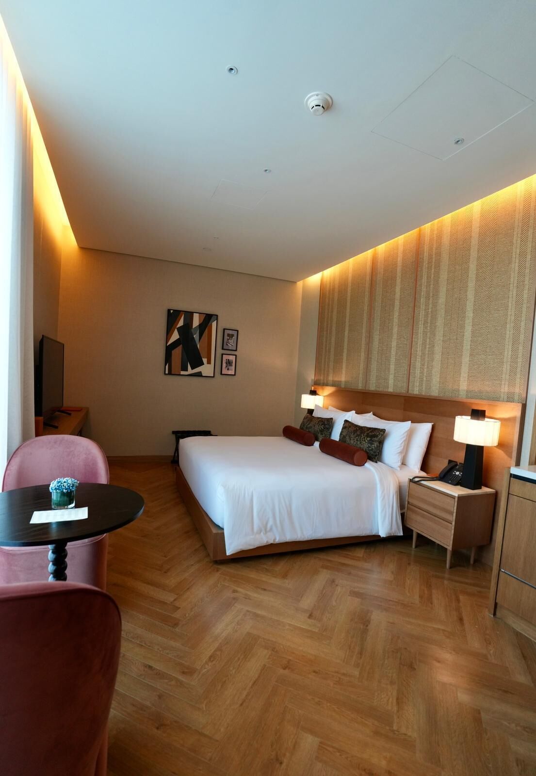 Frigobar, cofres nos quartos, cortinas blackout, quartos à prova de som