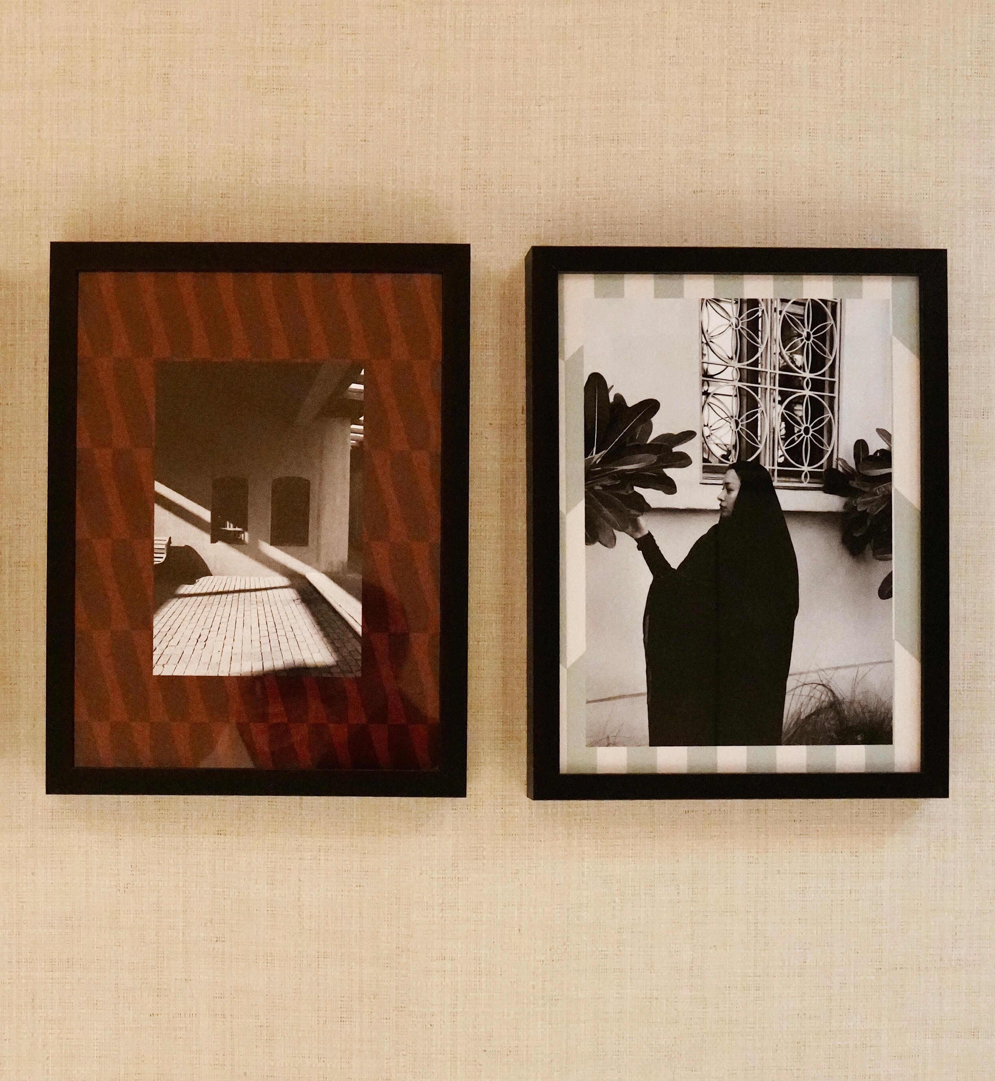 Dos fotografías enmarcadas en una pared.