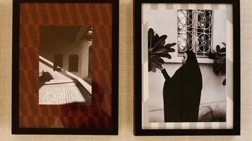Dos fotografías enmarcadas en una pared.
