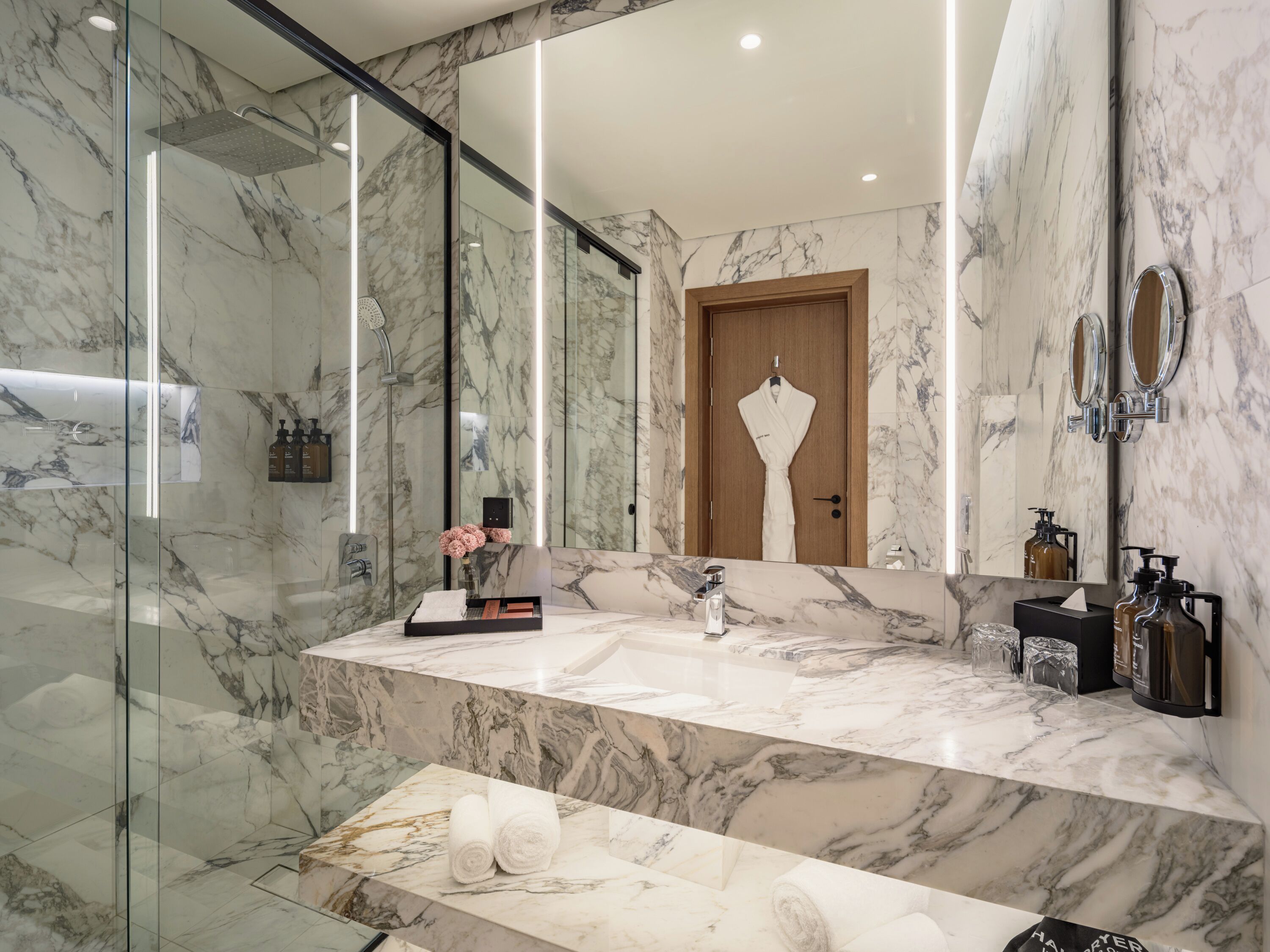 Dusche, kostenlose Toilettenartikel, Haartrockner, Bademäntel