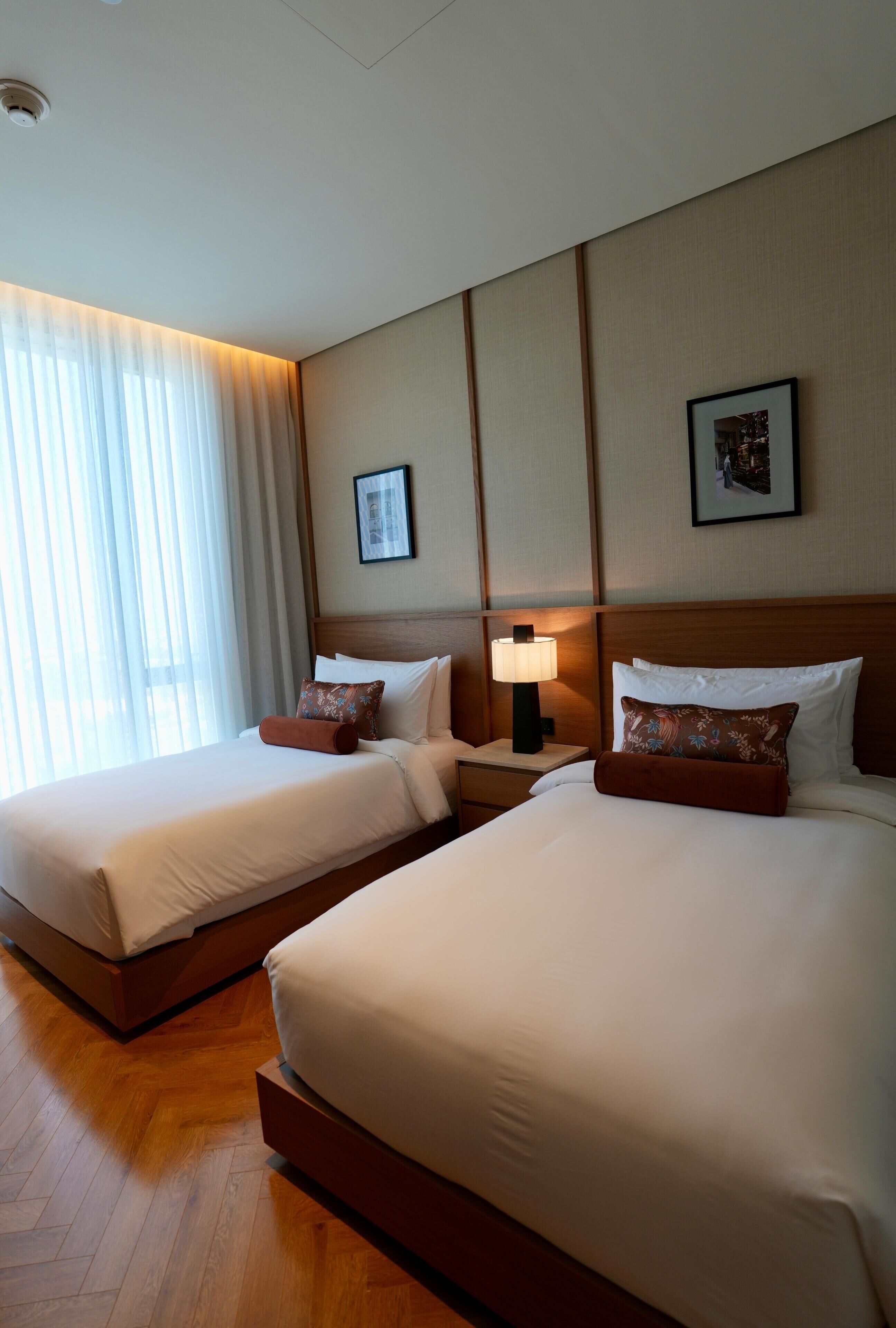 Frigobar, cofres nos quartos, cortinas blackout, quartos à prova de som