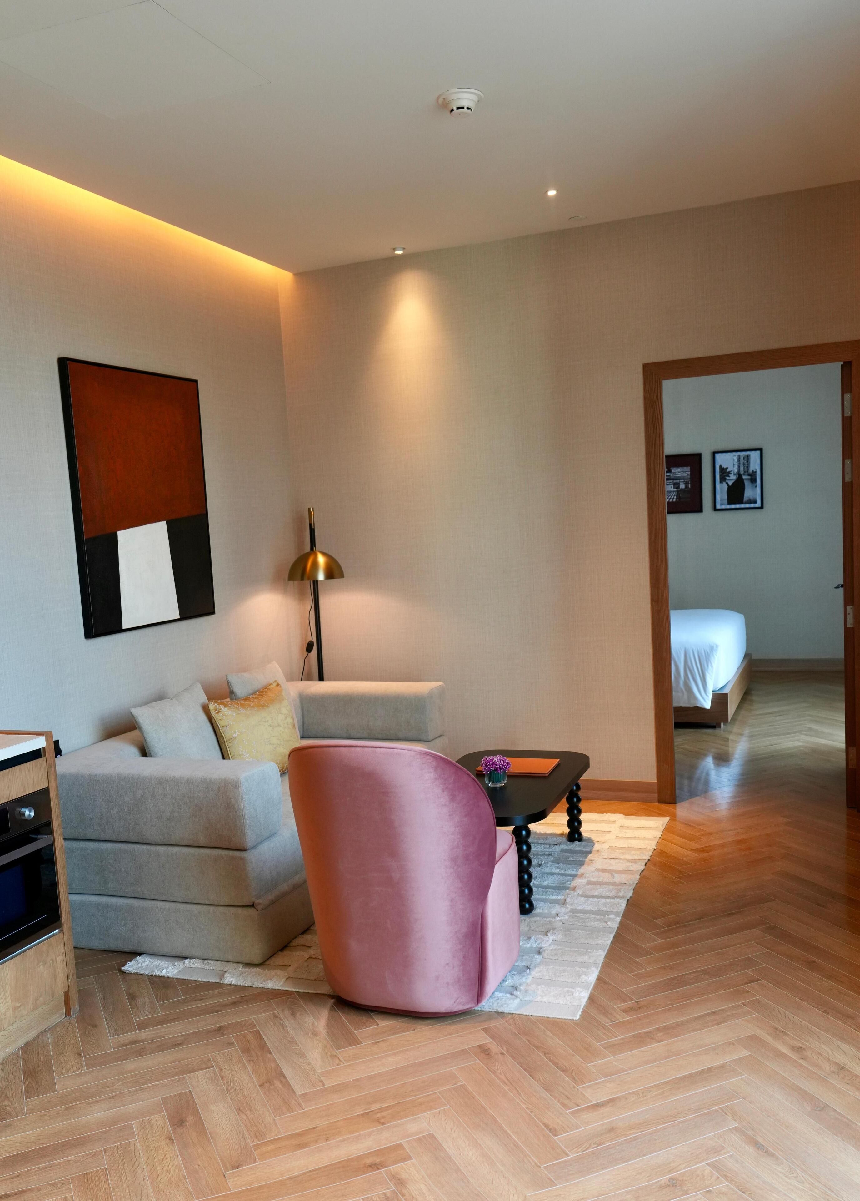 Frigobar, cofres nos quartos, cortinas blackout, quartos à prova de som