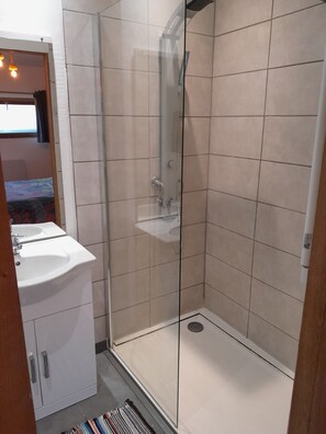 Towels, toilet paper - A cosy little nest (Droisy)