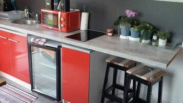 Refrigerador, microondas, parrilla de estufa y cafetera y tetera