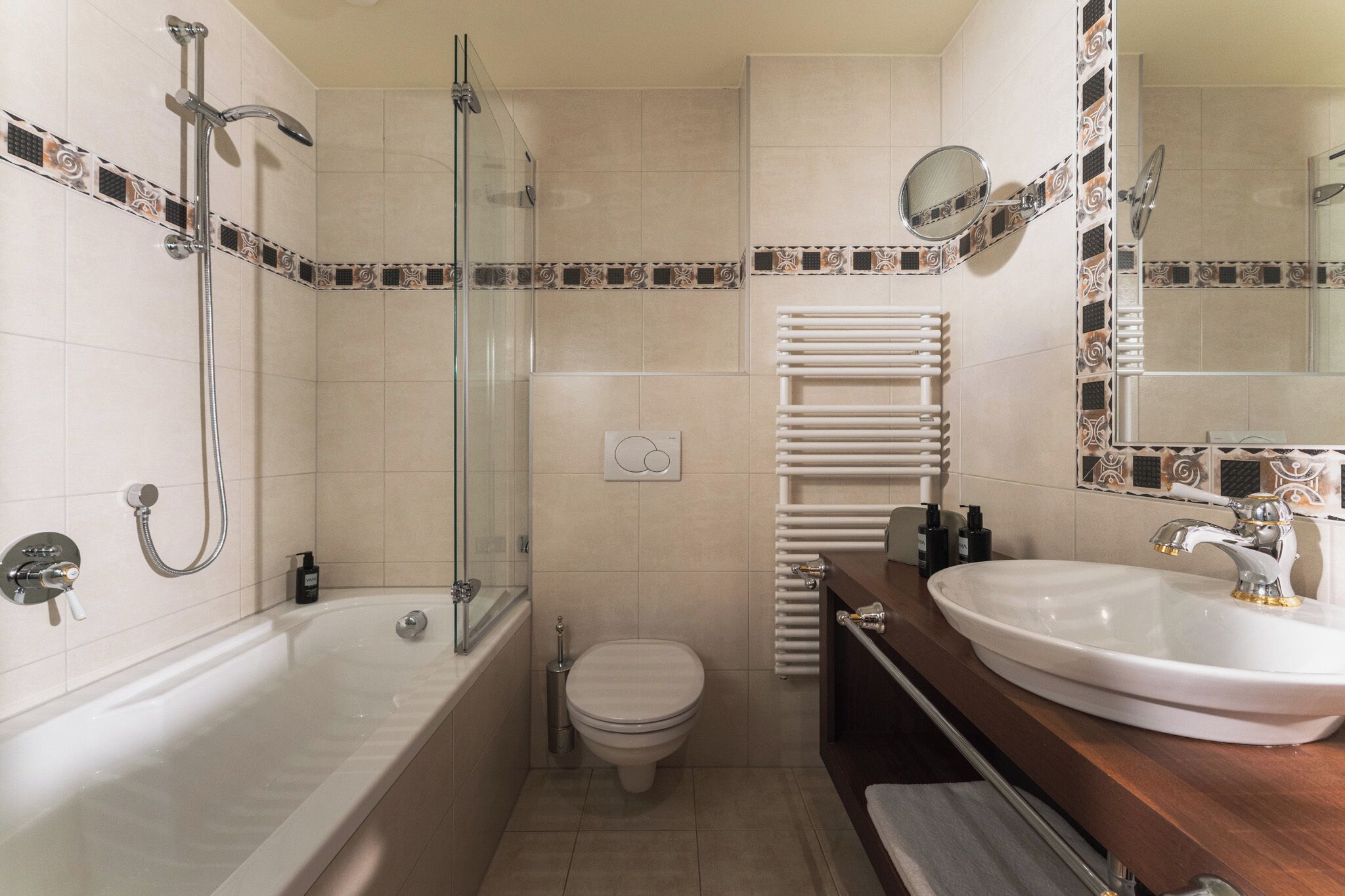 Un bagno moderno con vasca, water e lavandino.