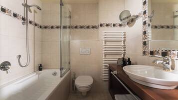 Un bagno moderno con vasca, water e lavandino.