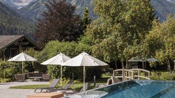2 indoor pools, seasonal outdoor pool, sun loungers