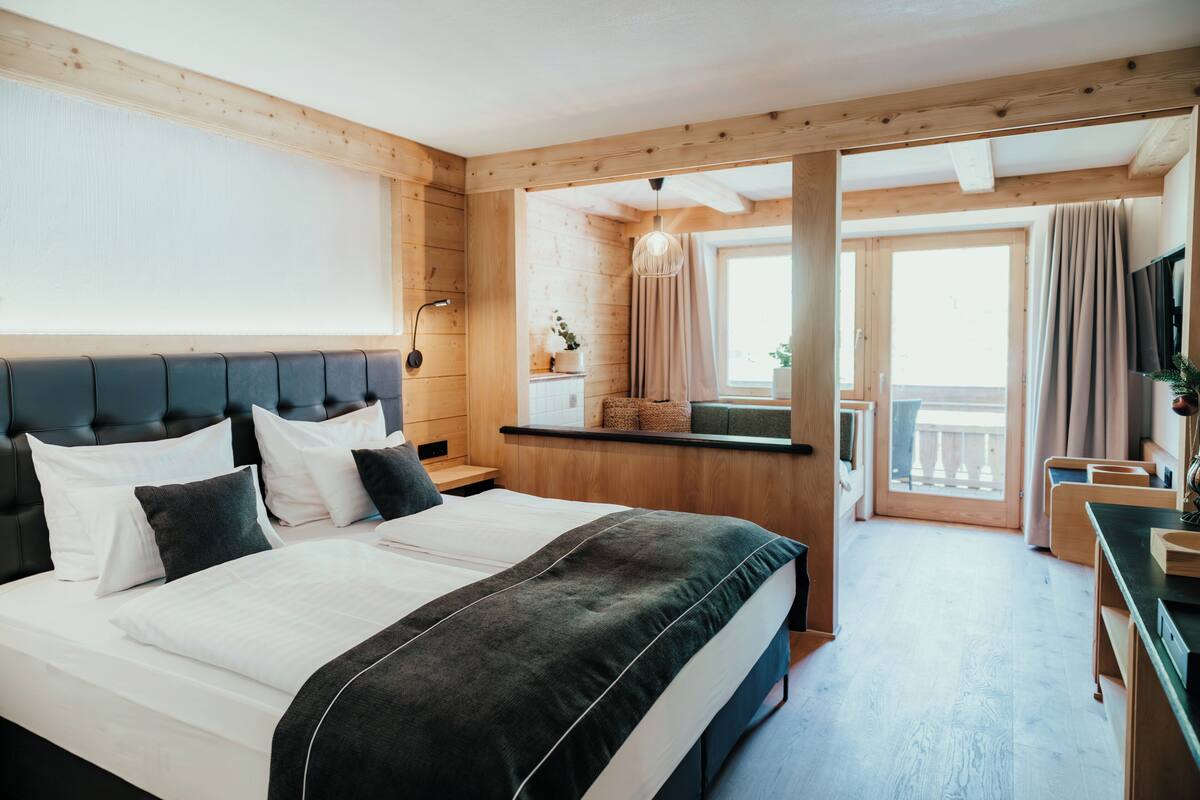 Deluxe Room, Balcony | Free WiFi