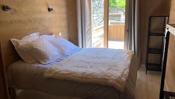 4 bedrooms, iron/ironing board, free WiFi