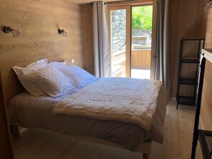 4 bedrooms, iron/ironing board, free WiFi