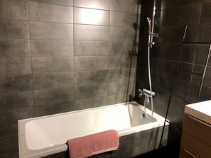 Douche, sèche-cheveux