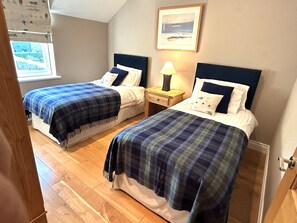 3 bedrooms, iron/ironing board, internet, bed sheets