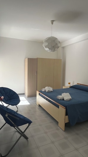 4 habitaciones, tabla de planchar con plancha, wifi y ropa de cama