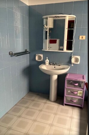 Haartrockner, Handtücher, Seife, Toilettenpapier