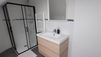 SĂšche-cheveux, serviettes fournies, savon, papier toilette