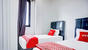 Deluxe Twin Room | In-room safe, WiFi (free), bed sheets - Capital O 94254 Dental Inn (Banda Aceh)