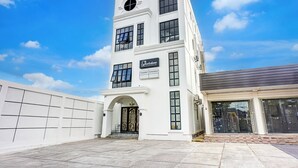 A multi-story building with a prominent entrance, large windows, and a sign indicating it is a dental office. - Capital O 94254 Dental Inn (Banda Aceh)