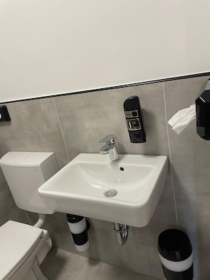 Dusch, hÄrtork, handdukar och tvÄl