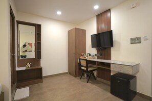 Escritorio, wifi gratis y ropa de cama 