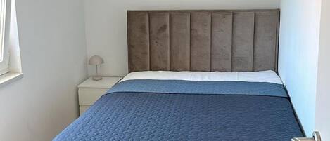 2 slaapkamers, een strijkplank/strijkijzer, internet, beddengoed