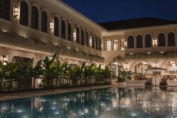 Una piscina al aire libre