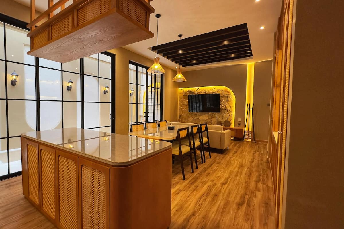 Residence Hot Tub | Essbereich im Zimmer