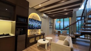 Mezzanine Studio | In-room dining