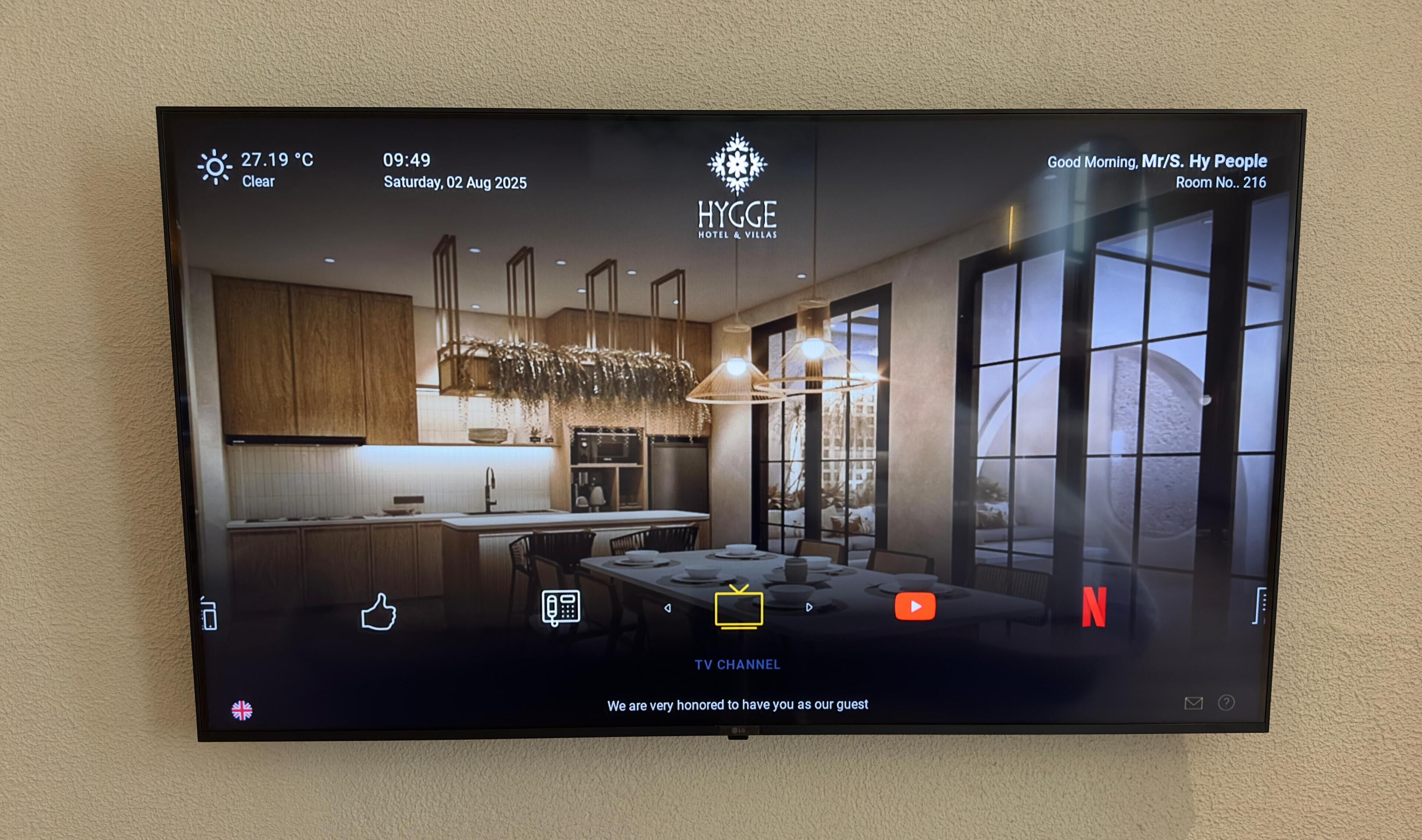 Una habitación de hotel con cocina moderna, zona de comedor y un ventanal grande.