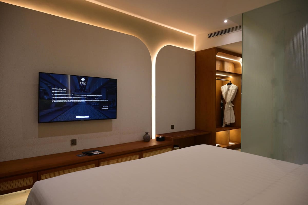 Executive Suite | 1 bedroom, in-room safe, iron/ironing board, free WiFi