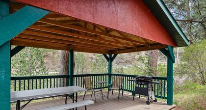 Ponderosa Pines: Motel Room 18- Peaceful room in the woods
