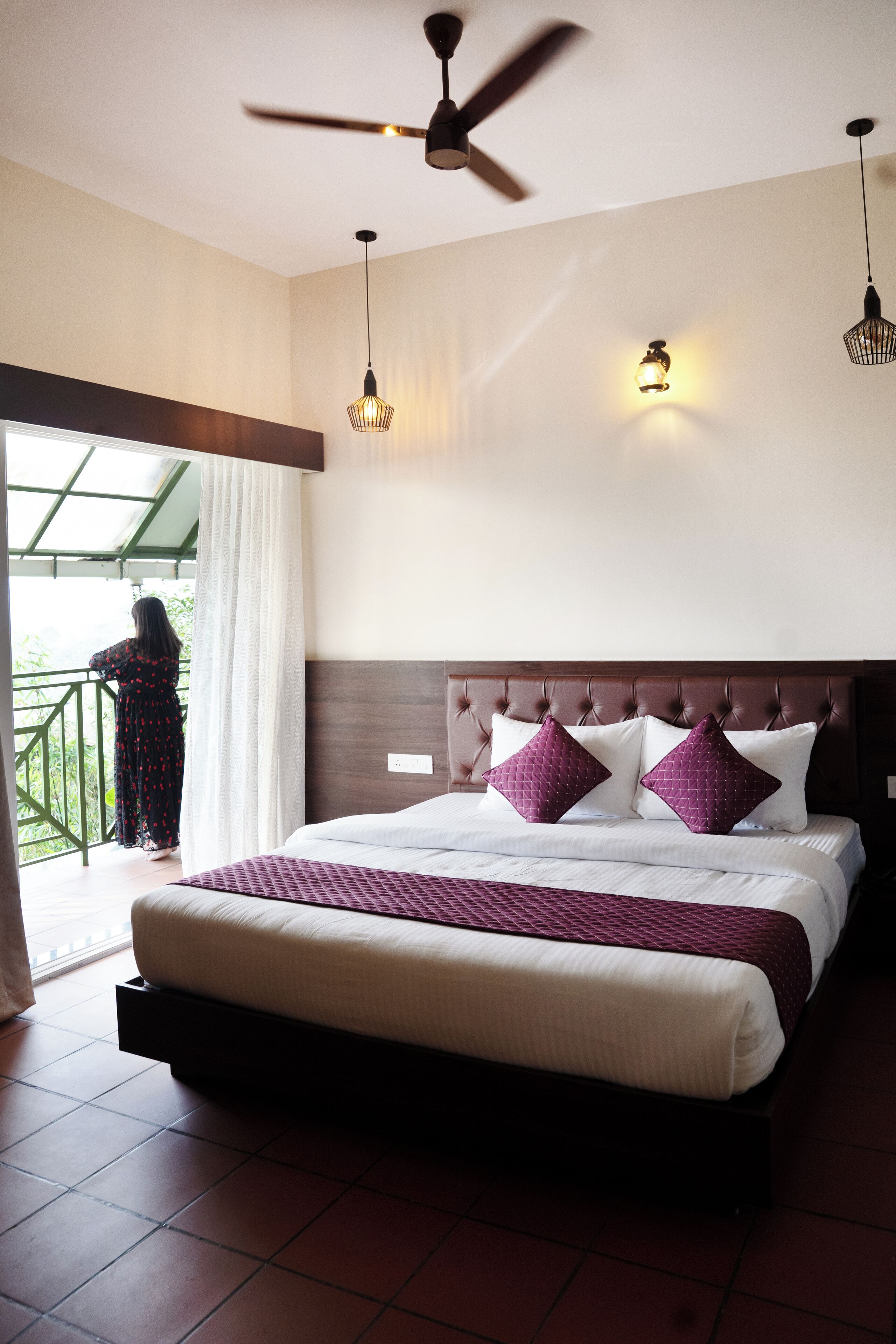 Escritorio, espacio para trabajar con laptop y wifi gratis 