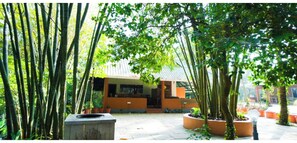 Vista frontal de la propiedad