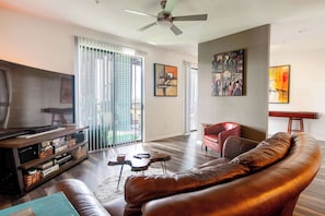 TV, fireplace, video games - The Treehouse - Fun 2BR Retreat in the Domain (Austin)
