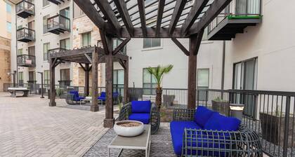 The Treehouse - Fun 2BR Retreat in the Domain