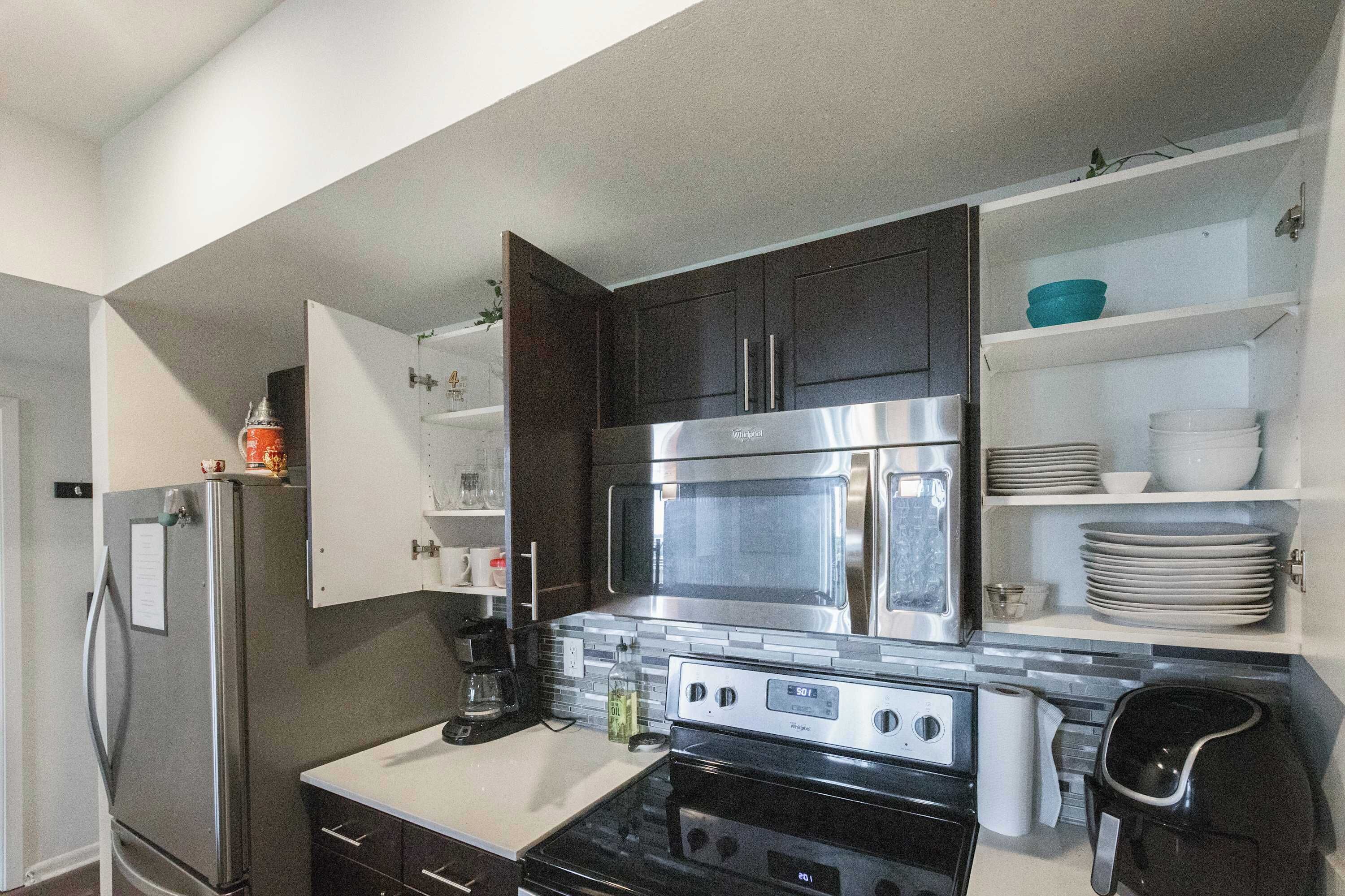 Kühlschrank, Mikrowelle, Herdplatte, Geschirrspüler