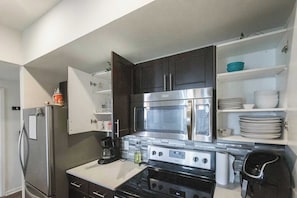 Een koelkast, een magnetron, een kookplaat, een vaatwasser