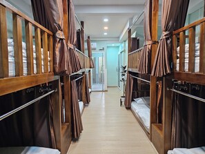 Phòng tập thể, phòng tập thể nam và nữ (Bunk Bed in Mixed Dormitory Room) | Truy cập Internet không dây miễn phí