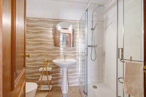 Douche, sèche-cheveux, serviettes fournies