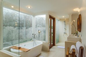 Villa - 3 soveværelser - udsigt til pool | Badeværelse | Separat badekar og bruser, hårtørrer, badekåber, hjemmesko