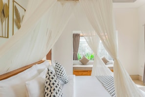 Escritorio, wifi gratis y ropa de cama 