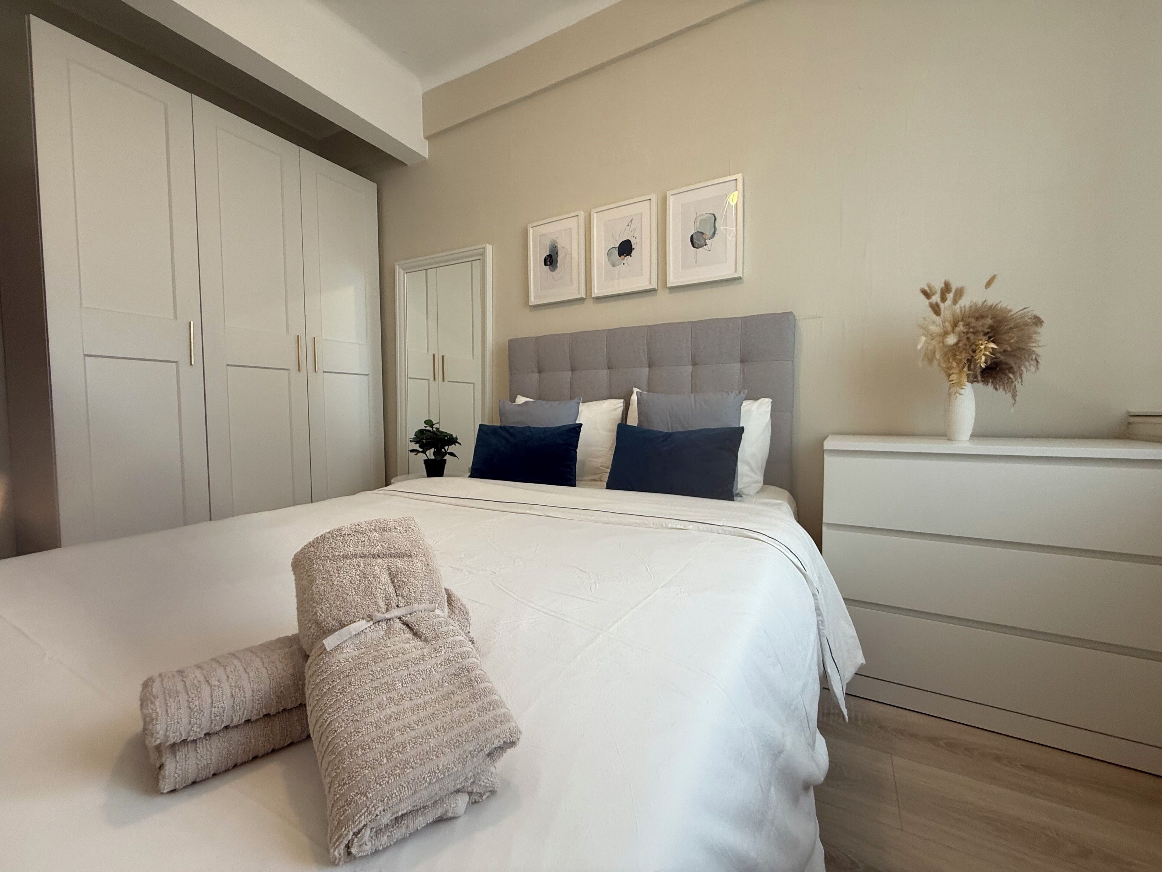 4 bedrooms, bed sheets