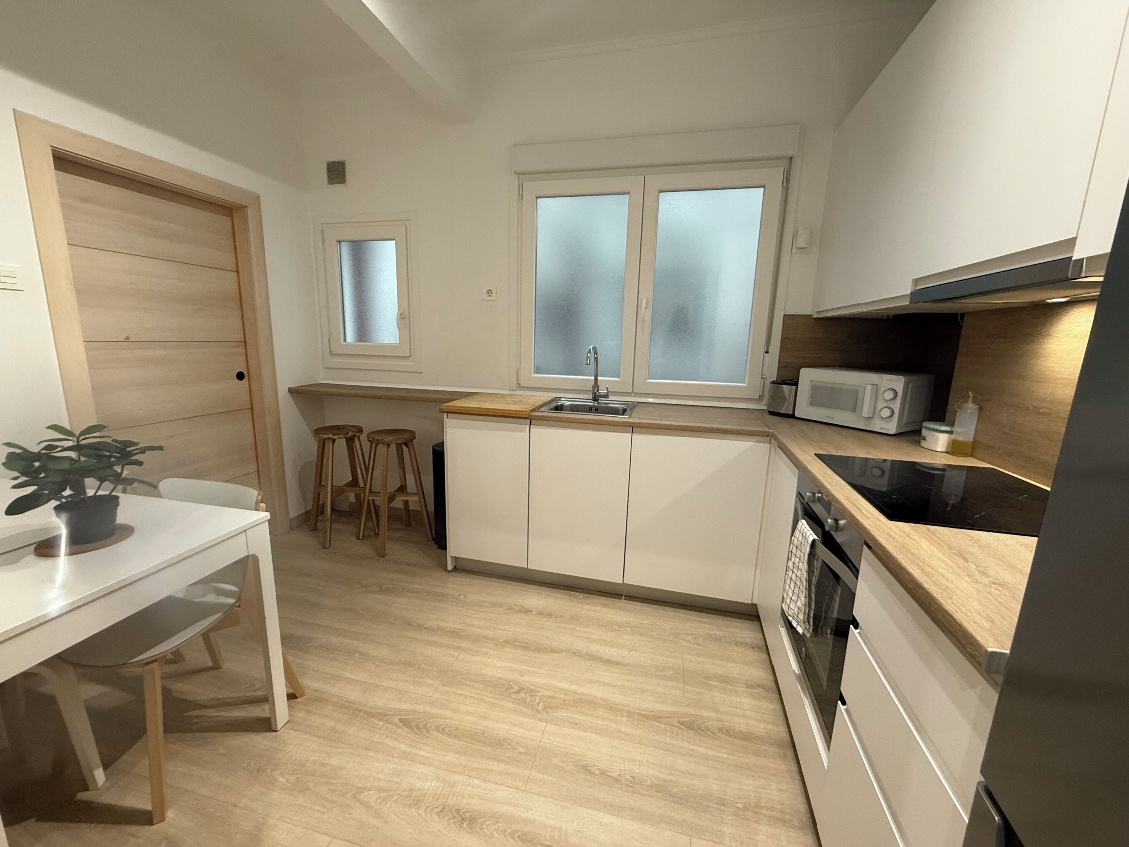 Een magnetron, een oven, een vaatwasser